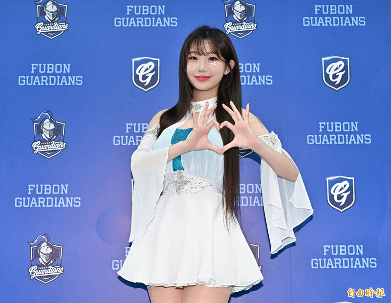 李珠珢合約狀態說分明 個人秀服裝自己設計!李雅英中文讚她「漂亮」