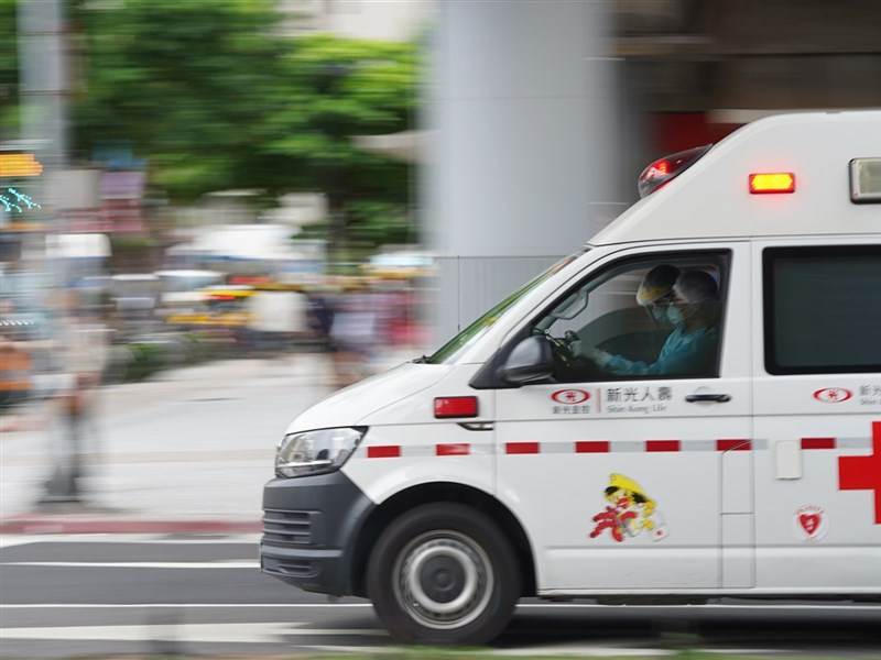 北市多元計程車擦撞「6汽機車」，20歲女行人也挨撞骨折