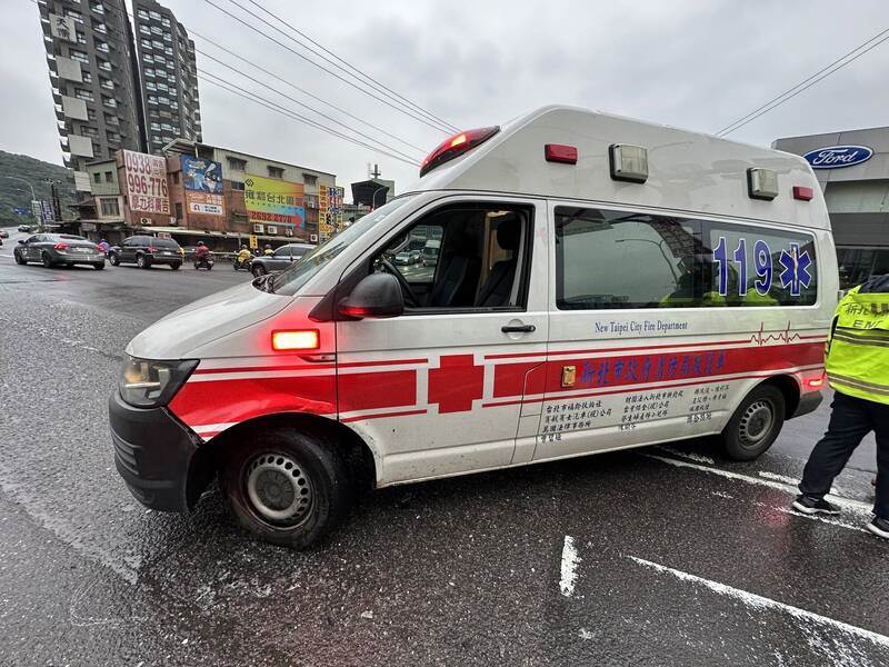 北市多元計程車擦撞「6汽機車」，20歲女行人也挨撞骨折