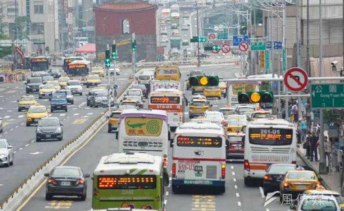 北市多元計程車擦撞「6汽機車」，20歲女行人也挨撞骨折