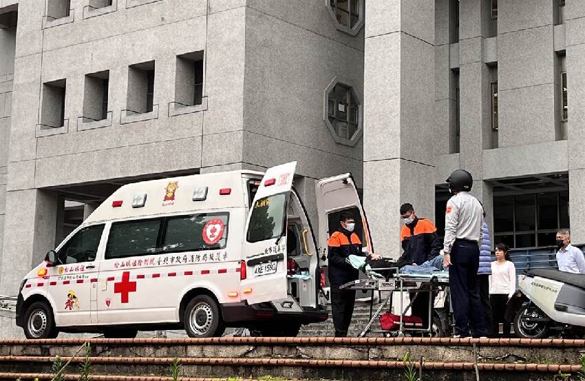 北市多元計程車擦撞「6汽機車」，20歲女行人也挨撞骨折