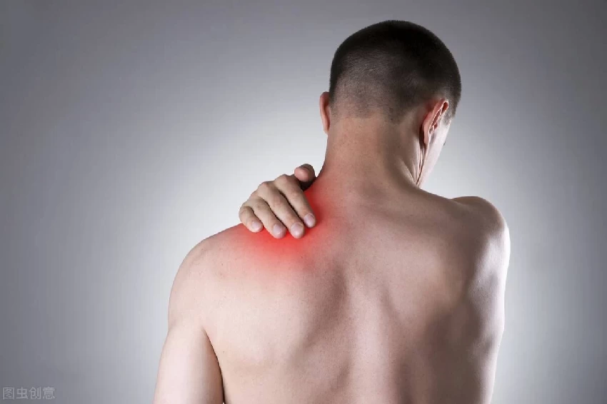 以為是頸椎病！40歲男「左側肩膀疼痛」一周後猝逝 醫生「有5種疼痛」要小心：不要耽誤了