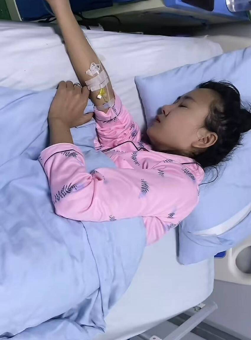 夫妻雙雙患癌,女子教6歲女兒炒麵,路人轉6萬,看到全家福哭了