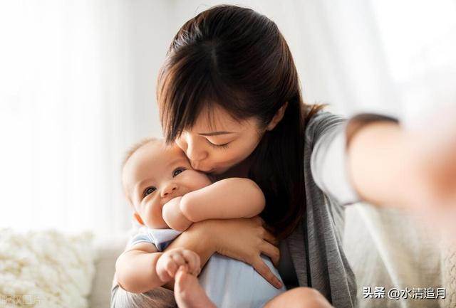 我認閨蜜小孩做乾兒子，她老公長腦瘤「我主動把乾兒子接來我家照顧」想減輕她負擔... 結果一帶就是6年，最近孩子考上大學要離開了，走前他提醒我：「乾媽，你記得收拾沙發！」我掀開一看眼淚止不住