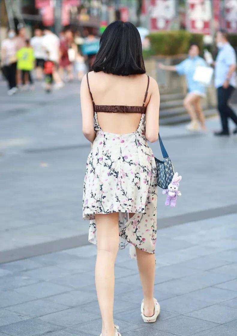 女子超清涼著裝逛街引發巨大爭議,是自由時尚還是穿著過於暴露