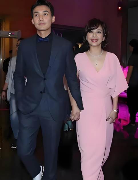 他26歲硬娶34歲、多病、不能生的女人！阿母罵「她配不上你」 他只回一句話…全場沉默了