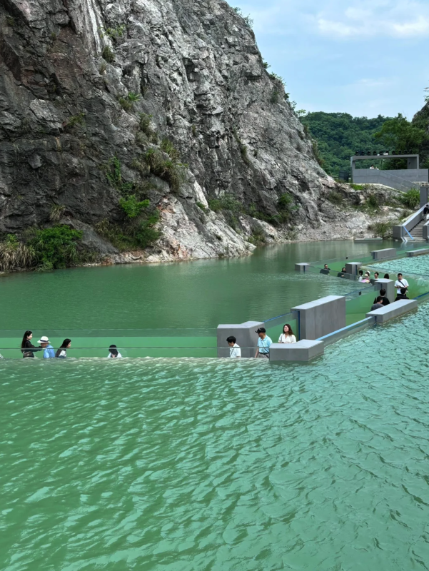 宛如小北歐！藍綠湖面下「透明水下走廊」景色超優美　「兩側玻璃牆壁」還能看魚兒游泳