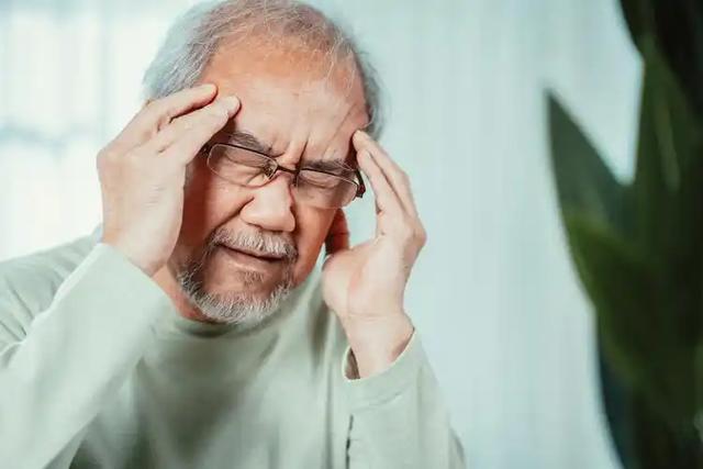腿部是腦梗的放大鏡？醫生忠告：腿部出現這幾種表現，要儘快就醫