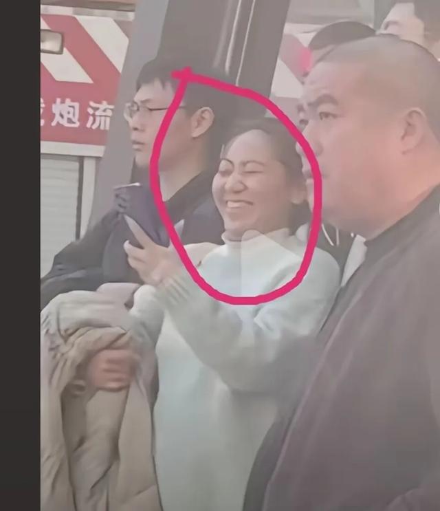 杭州水泥罐車開裂，把一旁路人崩成兵馬俑，水果店裡的水果也遭殃