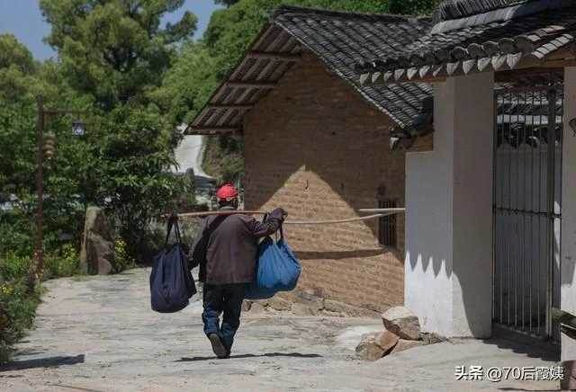 同事借我的車回家奔喪，還車時「又髒又沒油」我氣得半死 坐到車裡「打開抽屜」我愣住了：該檢討的是我…