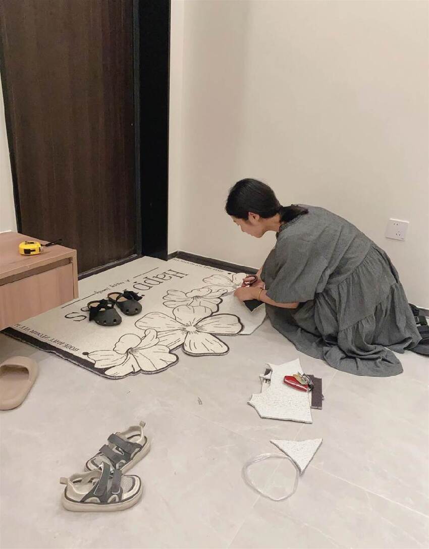 不在門口放「地墊」了!越來越多人「學她家的做法」乾淨還耐用 超實用「不用清洗地墊」省時省力
