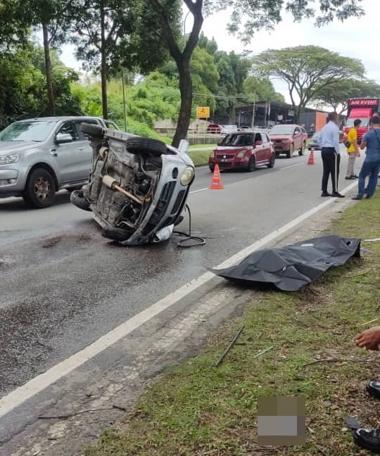 靈鹿轎車失控翻覆 2華男 一死一傷