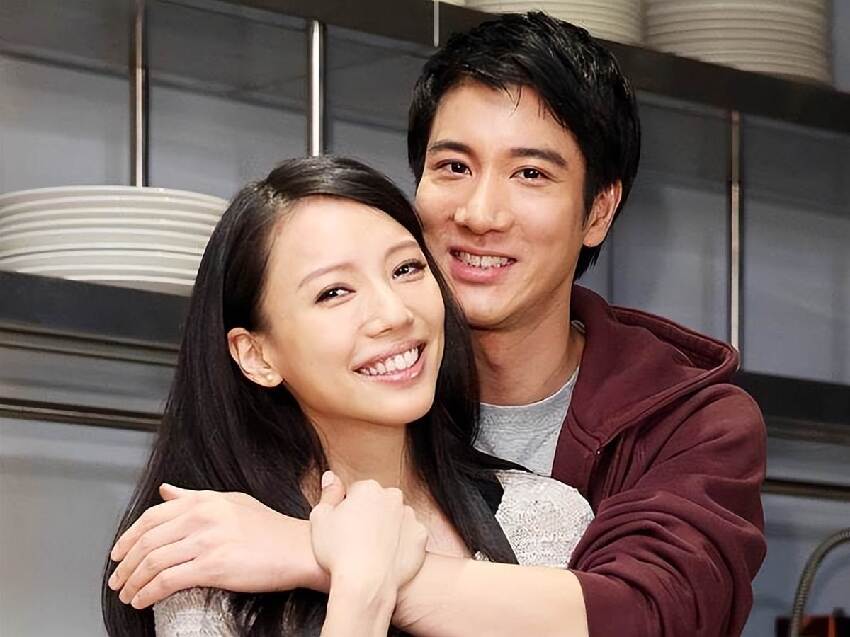 離婚2年，11歲還未上學的孩子，揭開了王力宏和李靚蕾僅剩的體面