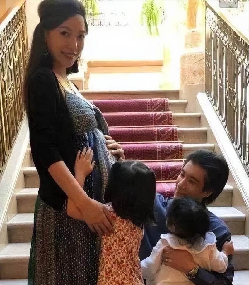 離婚2年，11歲還未上學的孩子，揭開了王力宏和李靚蕾僅剩的體面