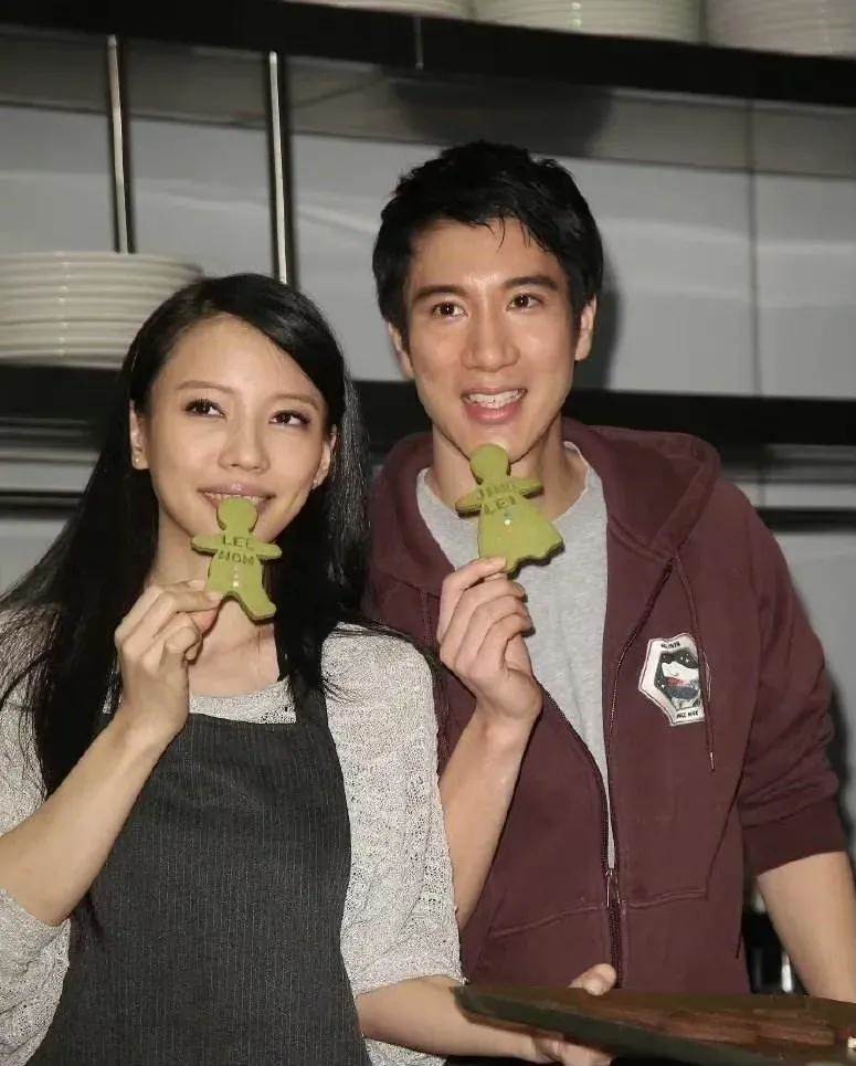 離婚2年，11歲還未上學的孩子，揭開了王力宏和李靚蕾僅剩的體面