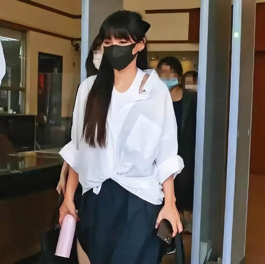 離婚2年，11歲還未上學的孩子，揭開了王力宏和李靚蕾僅剩的體面