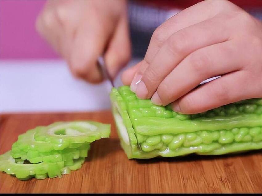 都是50歲！為何有些人皮膚上的老年斑「密密麻麻」有的卻很乾凈！醫生說出實情