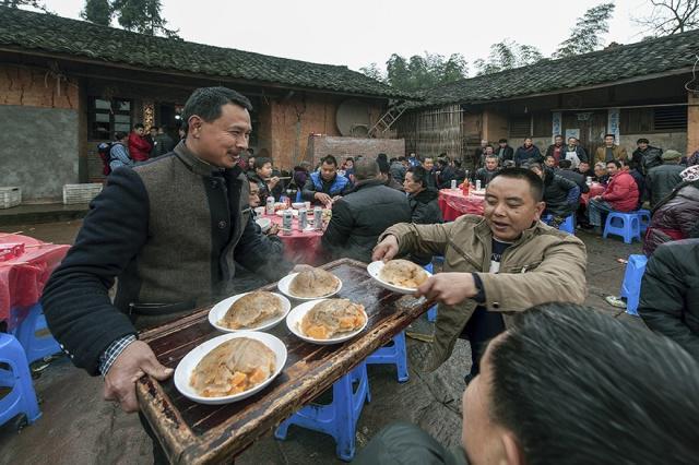 男子回農村結婚！辦了58桌流水席卻不收禮錢，有人 硬.塞 紅包，竟收到了意想不到的回禮