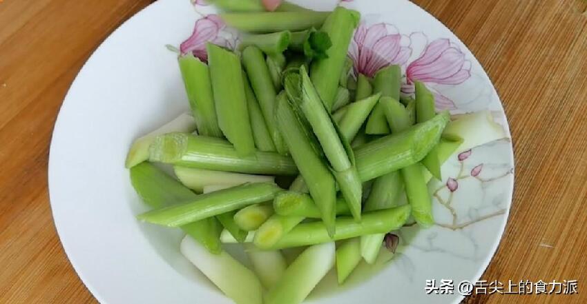 年過50！少吃花生「多吃2種鹼性菜」老中醫推薦：頭髮黑了「口臭沒了」氣色好