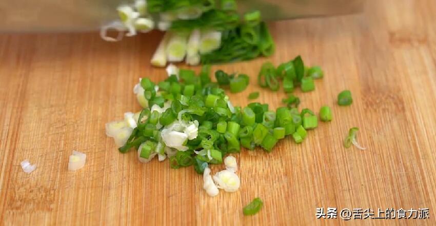 年過50！少吃花生「多吃2種鹼性菜」老中醫推薦：頭髮黑了「口臭沒了」氣色好