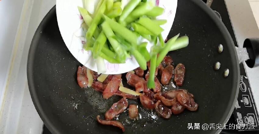 年過50！少吃花生「多吃2種鹼性菜」老中醫推薦：頭髮黑了「口臭沒了」氣色好
