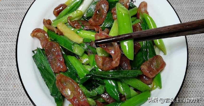 年過50！少吃花生「多吃2種鹼性菜」老中醫推薦：頭髮黑了「口臭沒了」氣色好