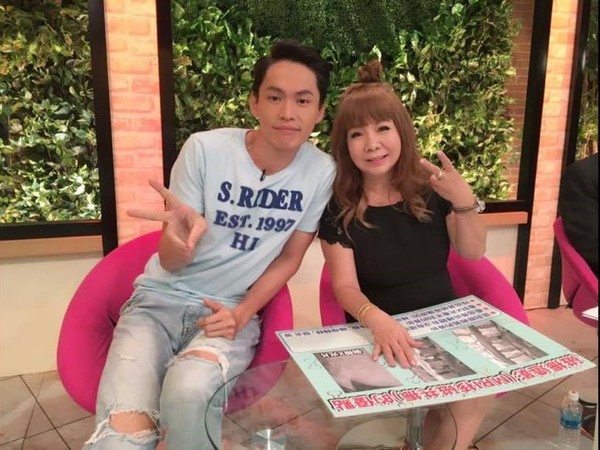 結婚17年都不知！黃鐙輝岳母「手握男女紀錄」過去不好惹　哽咽揭「前夫假離婚」深情謝女婿：你救了我兒子