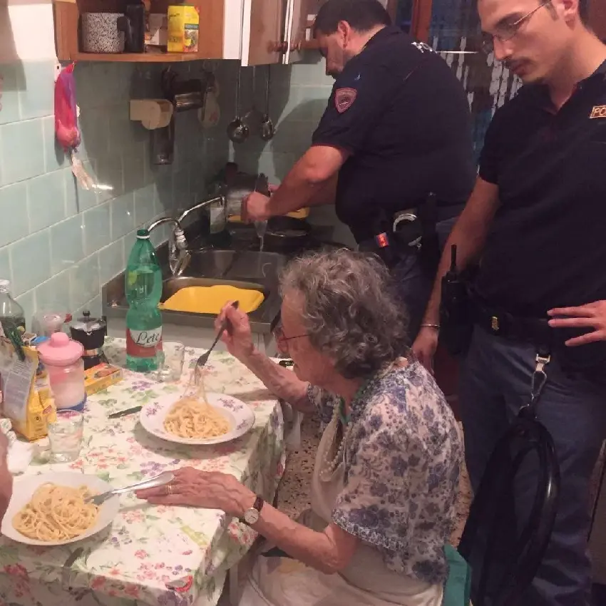 餓到受不了！87歲獨居奶奶「報警叫警察來煮飯」　警察不生氣「接著直奔奶奶家」超暖結局被讚爆！