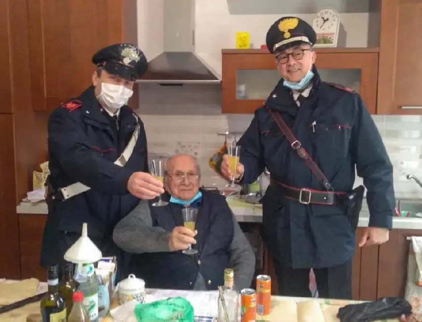 餓到受不了！87歲獨居奶奶「報警叫警察來煮飯」　警察不生氣「接著直奔奶奶家」超暖結局被讚爆！