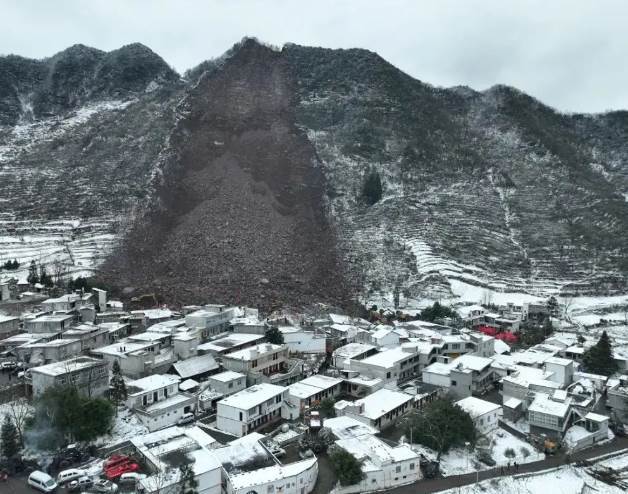 南部深山頻傳「石頭會哭」！特大暴雨懸案找不到半具屍體瞞了20年…怪手意外鑿穿幾十米堅硬巖壁，竟挖出「不可能的廢鐵」，工頭一看當場嚇到腿軟！