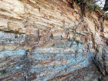 南部深山頻傳「石頭會哭」！特大暴雨懸案找不到半具屍體瞞了20年…怪手意外鑿穿幾十米堅硬巖壁，竟挖出「不可能的廢鐵」，工頭一看當場嚇到腿軟！