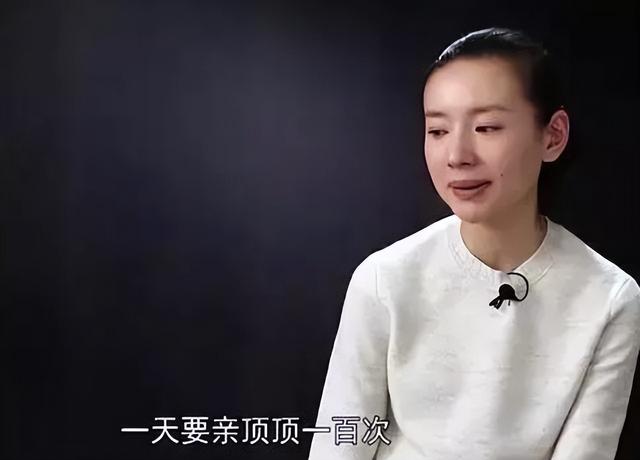 嘴對嘴接吻，當眾強吻30歲女兒，沒邊界感的明星父母有多離譜？