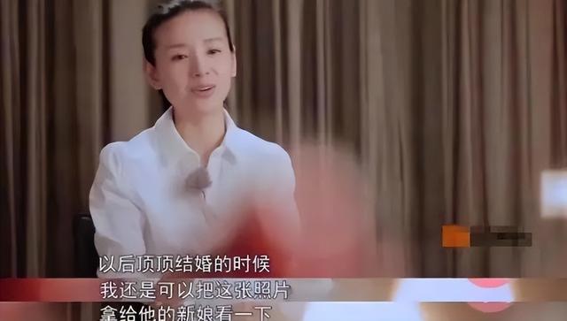 嘴對嘴接吻，當眾強吻30歲女兒，沒邊界感的明星父母有多離譜？