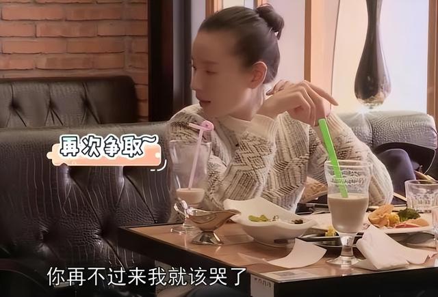 嘴對嘴接吻，當眾強吻30歲女兒，沒邊界感的明星父母有多離譜？