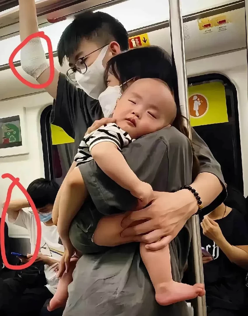 小夫妻抱熟睡女兒乘車，全程「無人讓座」，寶寶這一舉動讓人心疼