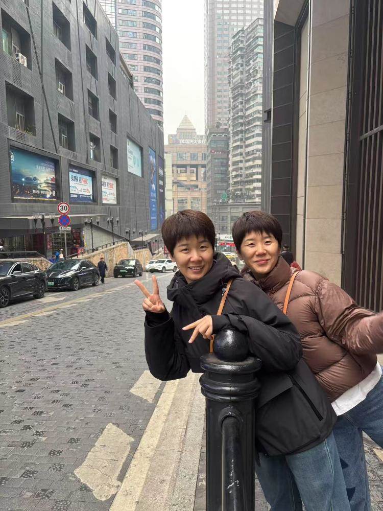 聚會遇見「和自己長一模一樣的人」！連興趣都像成為閨蜜 一年後「突然想到要驗DNA」結果傻了