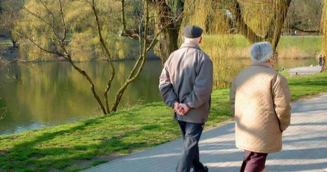 「多走多動」是錯的？醫生告誡：過了70歲，走路盡量要做到這7點