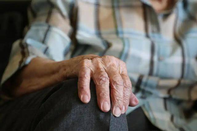 「多走多動」是錯的？醫生告誡：過了70歲，走路盡量要做到這7點