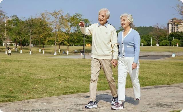 「多走多動」是錯的？醫生告誡：過了70歲，走路盡量要做到這7點