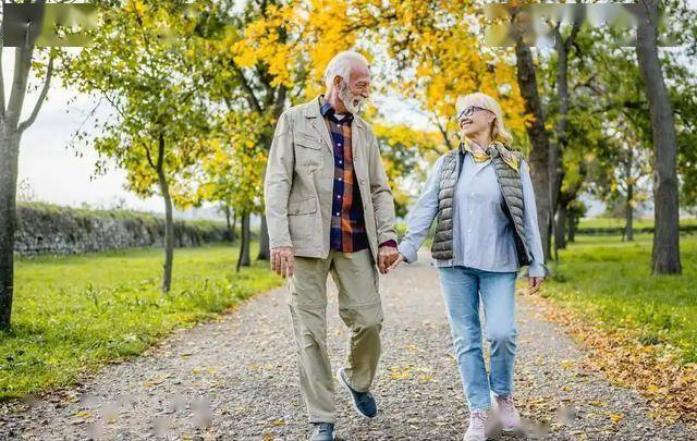 「多走多動」是錯的？醫生告誡：過了70歲，走路盡量要做到這7點