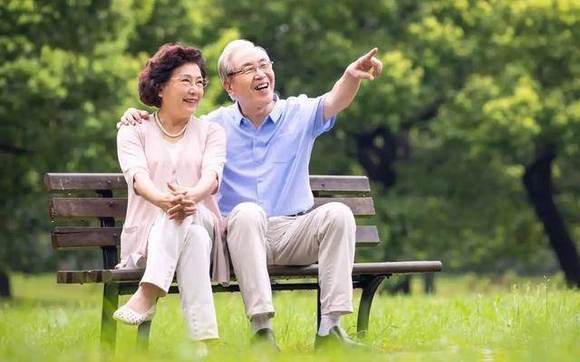 「多走多動」是錯的？醫生告誡：過了70歲，走路盡量要做到這7點