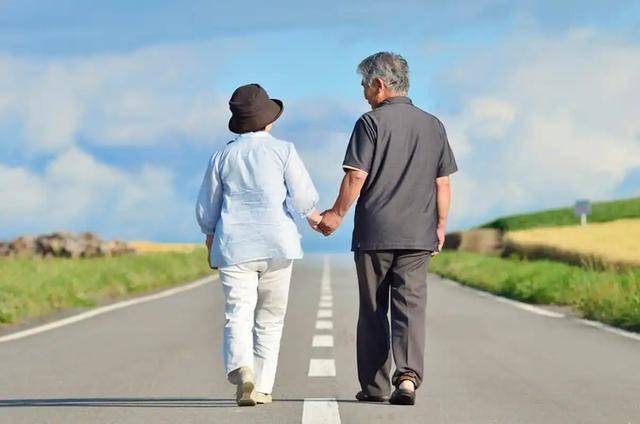 「多走多動」是錯的？醫生告誡：過了70歲，走路盡量要做到這7點