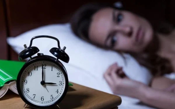 凌晨3、4點總是自然醒！專家警告：身體２處「堵塞」了，堅持做好２件事「不再失眠」