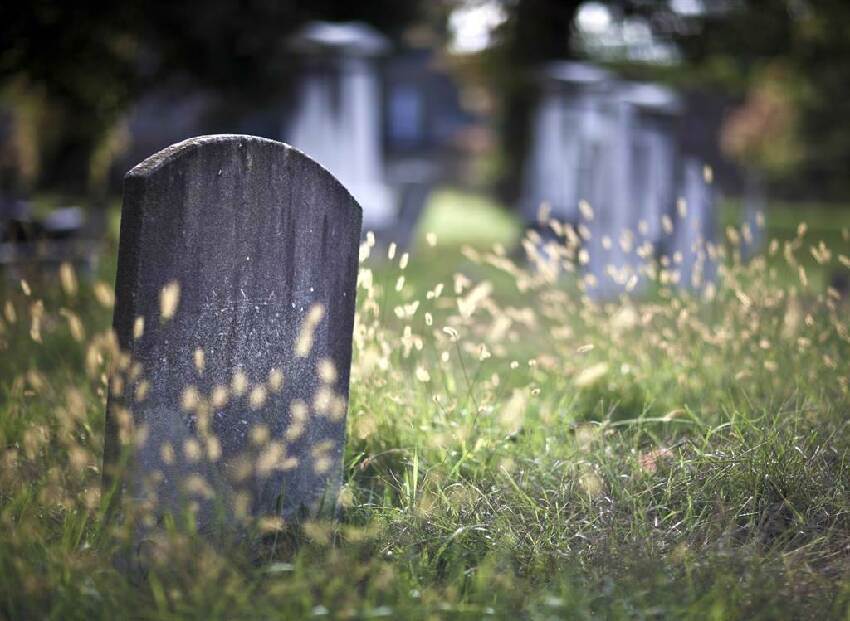 亡父託夢喊冷！姐姐冷嗆「人都死6年了」：燒衣服紙錢也是浪費「 弟弟一查驚了 」她下場超慘！！