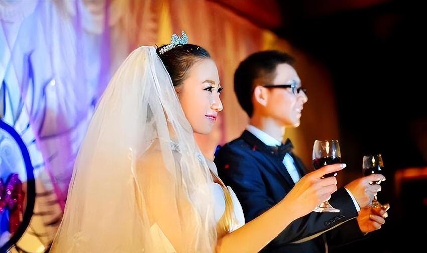 單親媽媽無私「救助男高中生」不求回報！15年後女兒結婚時「收到養子新婚賀禮」全家傻眼了