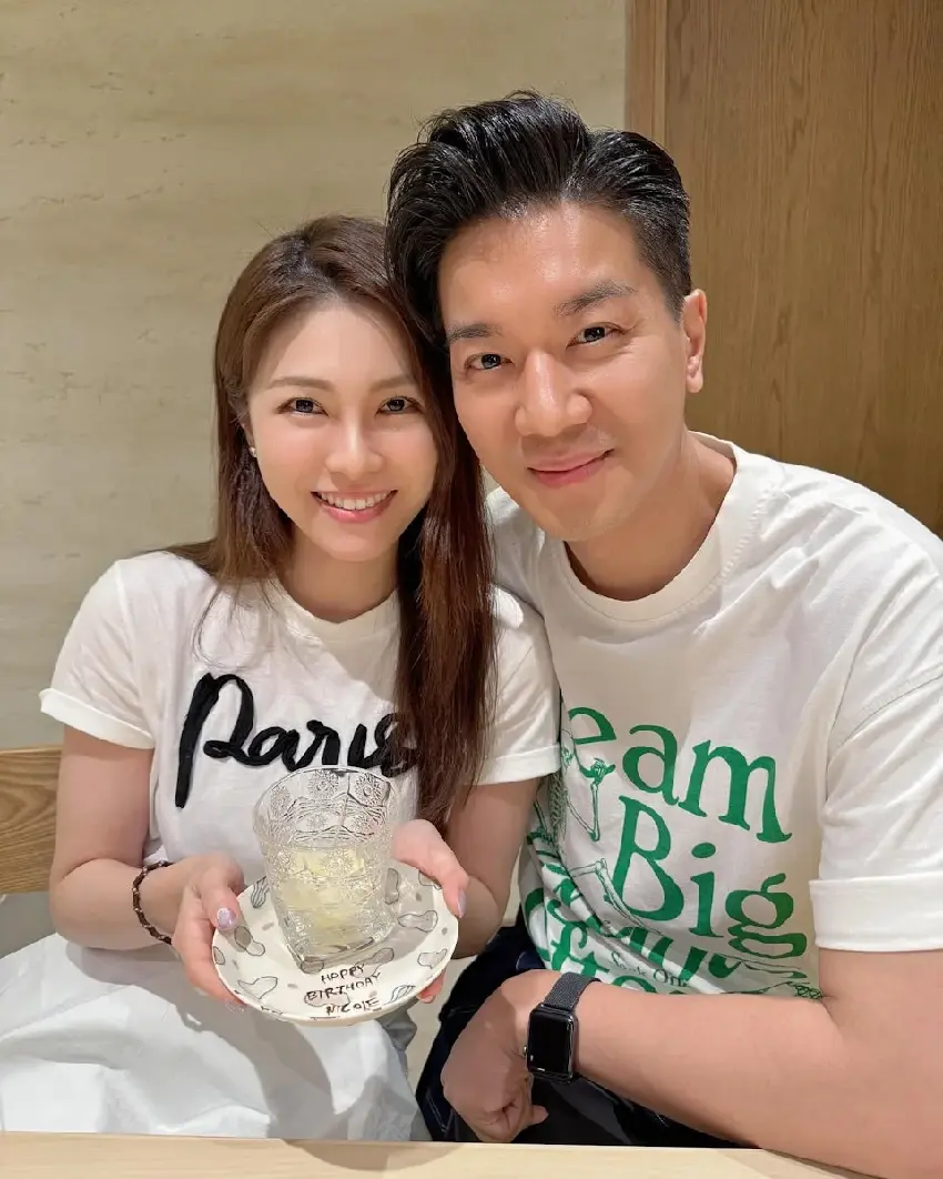 TVB小生一家四口出遊坐經濟艙,被稱五億駙馬,兩個兒子乖巧搶鏡