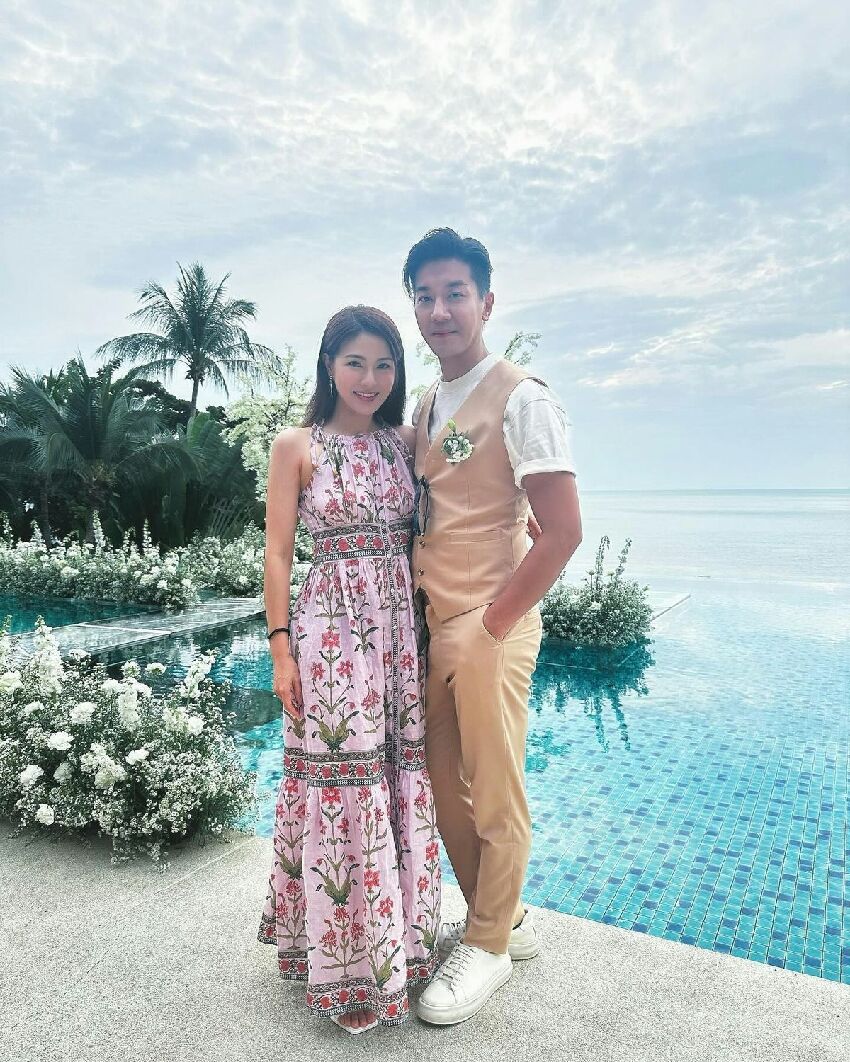 TVB小生一家四口出遊坐經濟艙,被稱五億駙馬,兩個兒子乖巧搶鏡