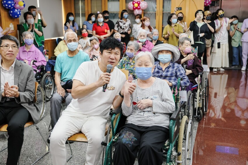 胡瓜高速公路火燒車！他驚喊「90歲嬤也在車上」