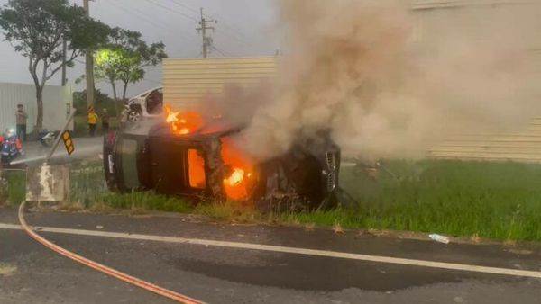 快訊／台語歌手驚傳「自撞火燒車」送醫急救 「汽車慘淪廢鐵」最新傷勢曝光