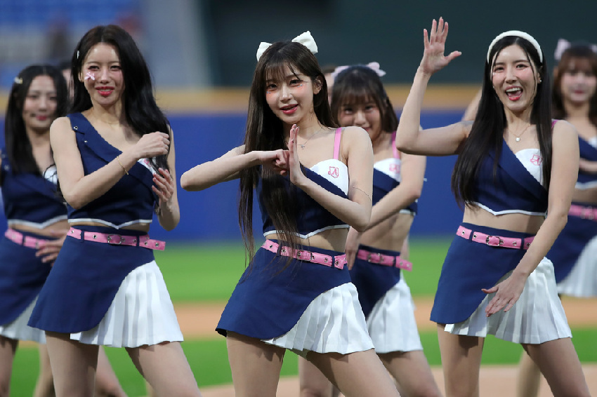 李珠珢彎腰敬禮沒有遮!16秒影片「秀超兇北半球」飆200萬觀看
